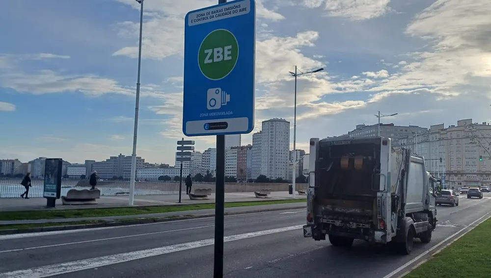 Señales de Zona de Bajas Emisiones en Riazor, A Coruña Señales de Zona de Bajas Emisiones en Riazor, A Coruña