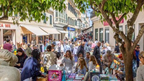 Imagen del centro de Maó celebrando Sant Jordi. 