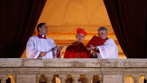 El cardenal francés Jean-Louis Tauran anuncia al nuevo Papa elegido como Papa Francisco I en el balcón central de la Basílica de San Pedro el 13 de marzo de 2013 en la Ciudad del Vaticano.