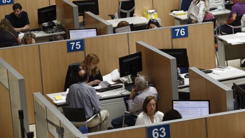 Imagen de archivo de funcionarios atendiendo a ciudadanos por la Declaración de la Renta.