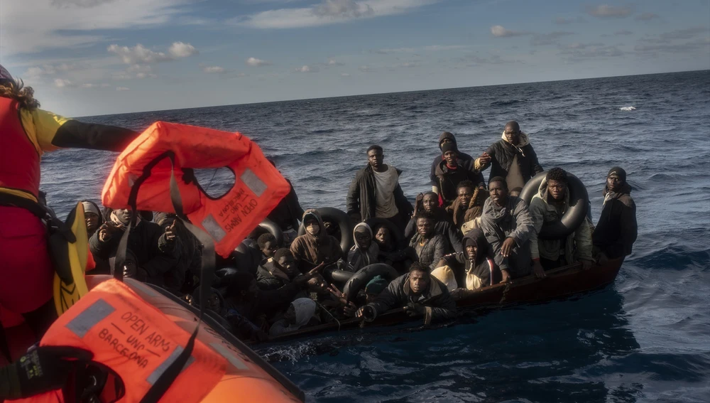 Imagen del rescate de 60 personas migrantes por la tripulación del barco de la ONG Open Arms Imagen del rescate de 60 personas migrantes por la tripulación del barco de la ONG Open Arms