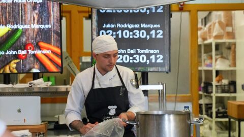 Estudiante de cocina en acción. 