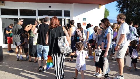 Varios padres llevan a sus hijos el primer día de inicio del curso escolar.