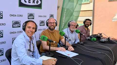 El presidente de la agrupación hotelera de Alcúdia y Can Picafort, Pablo Riera-Marsá, el periodista de Onda Cero Martí Rodríguez, el regidor de turismo del Ayuntamiento de Alcúdia, Juan José Sendín, y el técnico de sonido de Onda Cero Rafel Barceló.